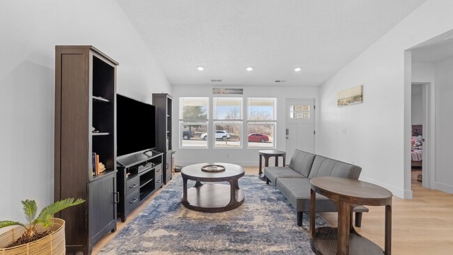 Building Photo - Introducing a charming 2-bedroom, 1-bathro...