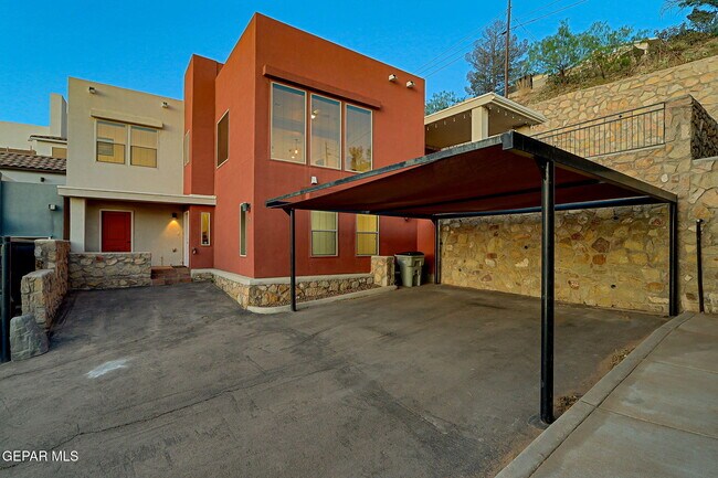 Building Photo - 4016 Camelot Heights Dr