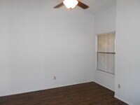 Building Photo - Cute 2/1 - Great area close to TTU!