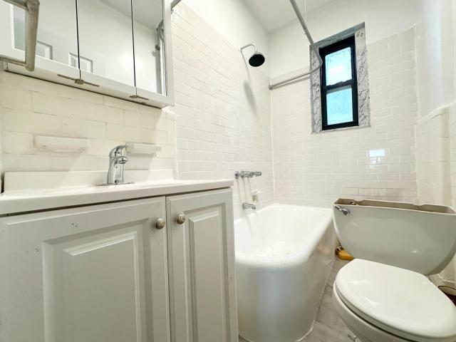 Building Photo - 1 bedroom in BRONX NY 10461