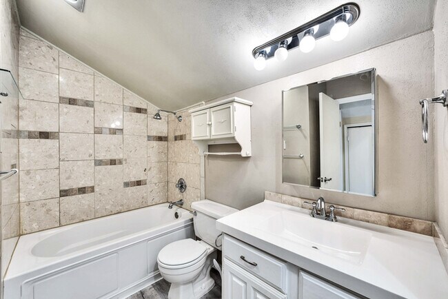 Building Photo - 8219 Summer Side Dr