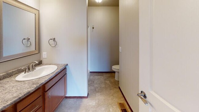 Building Photo - 340 Vernon Dr