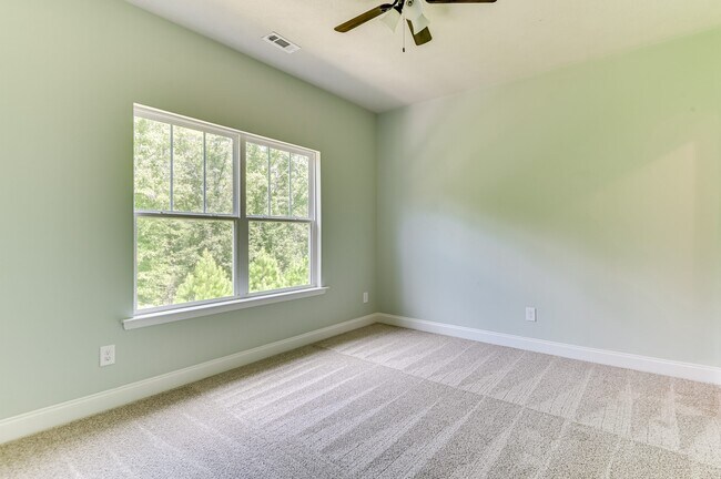 Building Photo - 140 Pebble Ln