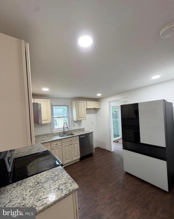 Building Photo - 1358 Raleigh Dr