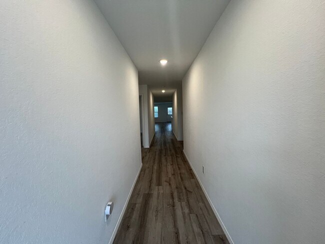 Building Photo - Beautiful 4 bedroom, 2 bath in NBTX
