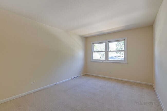 Building Photo - 317 E Valley Ln