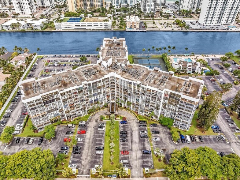 Building Photo - 1000 Parkview Dr