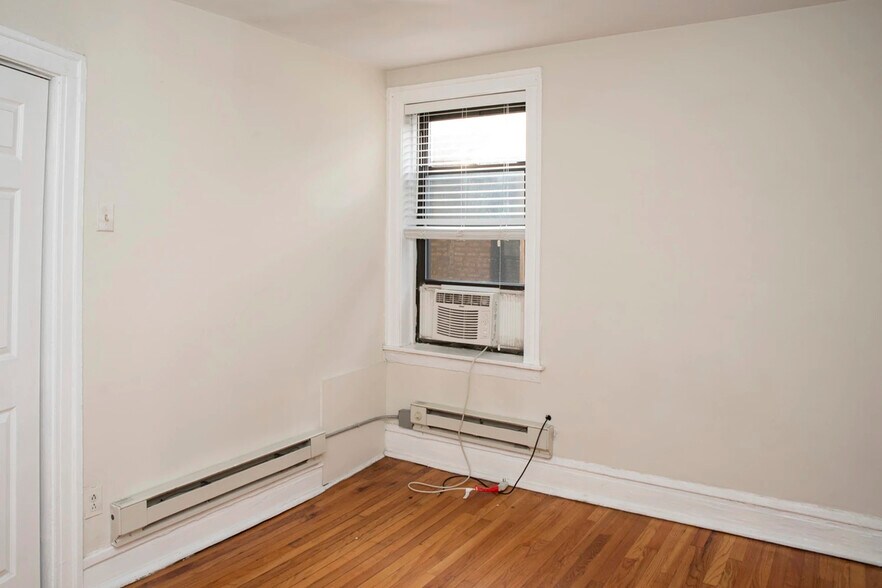 Building Photo - 839 W Cornelia Ave