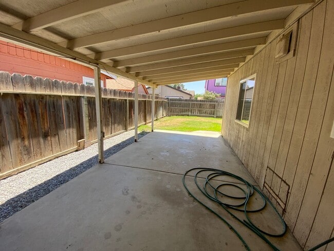 Building Photo - North Visalia Townhome Available Now