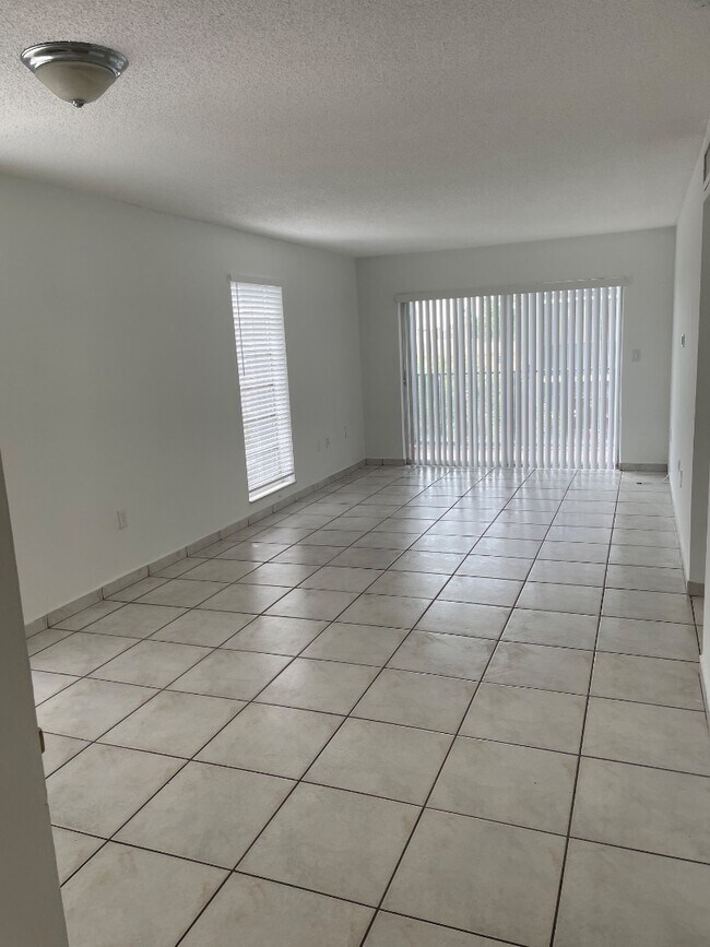 Building Photo - 305 W 68th St