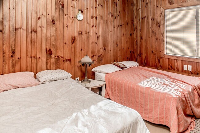 Building Photo - 4 Bedroom Hunting Lodge in Climax Springs