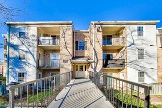 Building Photo - Clean & Fresh 2 + 2 close to METRO!