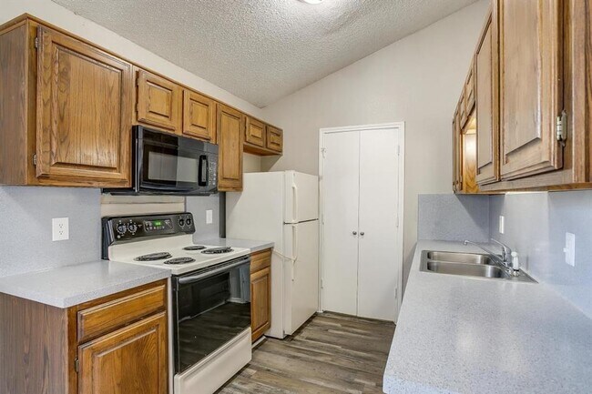 Building Photo - 1000 River Bend Dr
