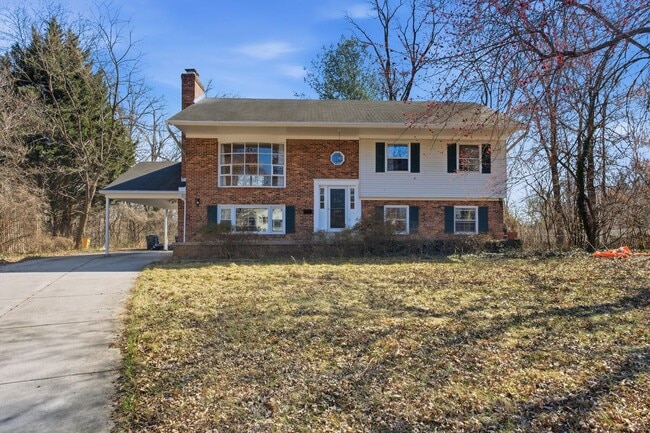 Building Photo - 5BR / 3BA Home with Flexible Living Space & Tree-Lined Views