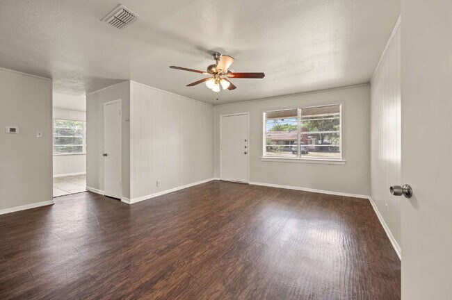 Building Photo - Spacious 4 Bedroom Home with Expansive Living Areas in a Convenient Location