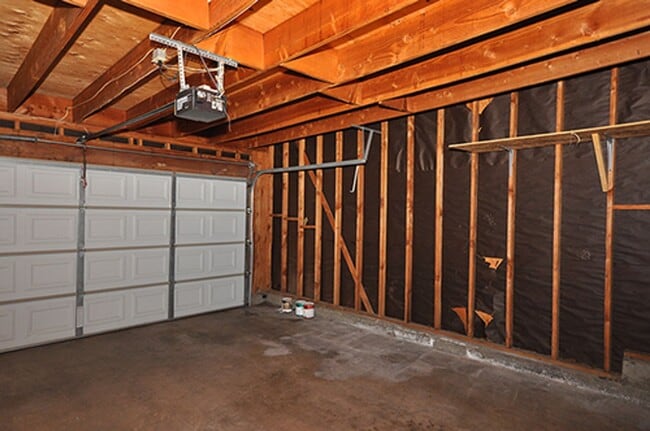Building Photo - Lovely single level end unit in Tanglewood...