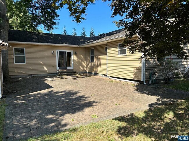 Building Photo - 10-11-11 Alexander Ave