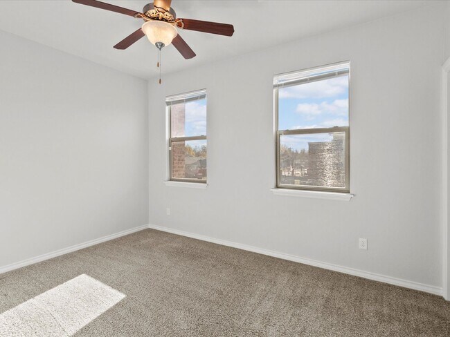 Building Photo - 475 S Fretz Ave