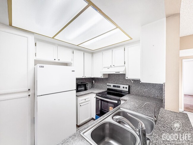 Building Photo - Great 2B/2BA Townhome in Escondido w/ AC, ...