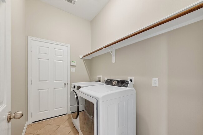 Building Photo - 3226 W Trail Dr