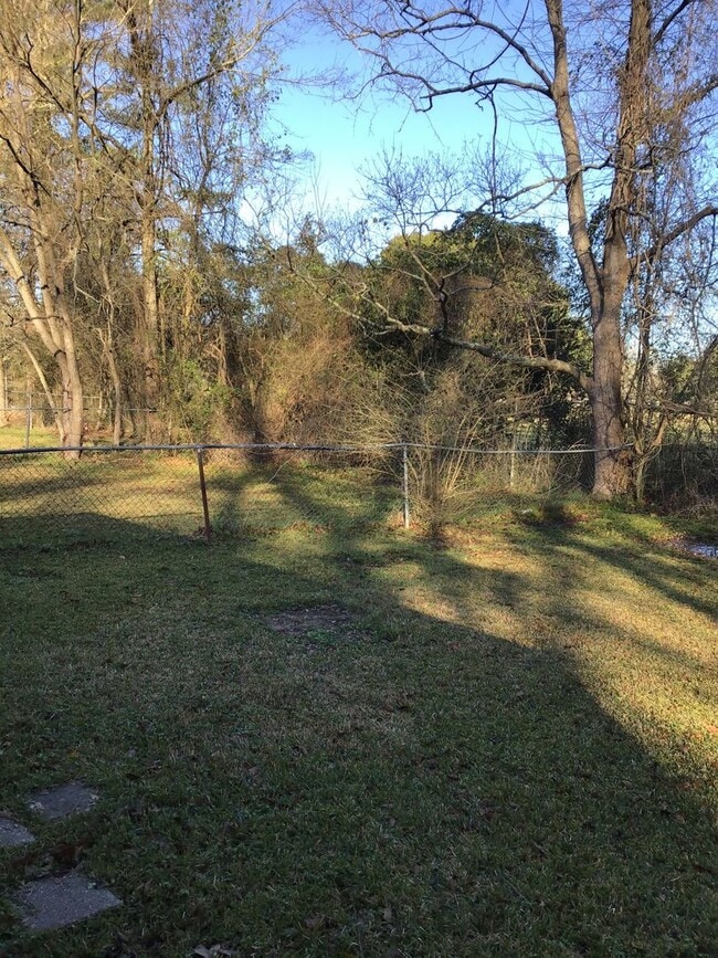 Building Photo - 2435 Elm Park Dr