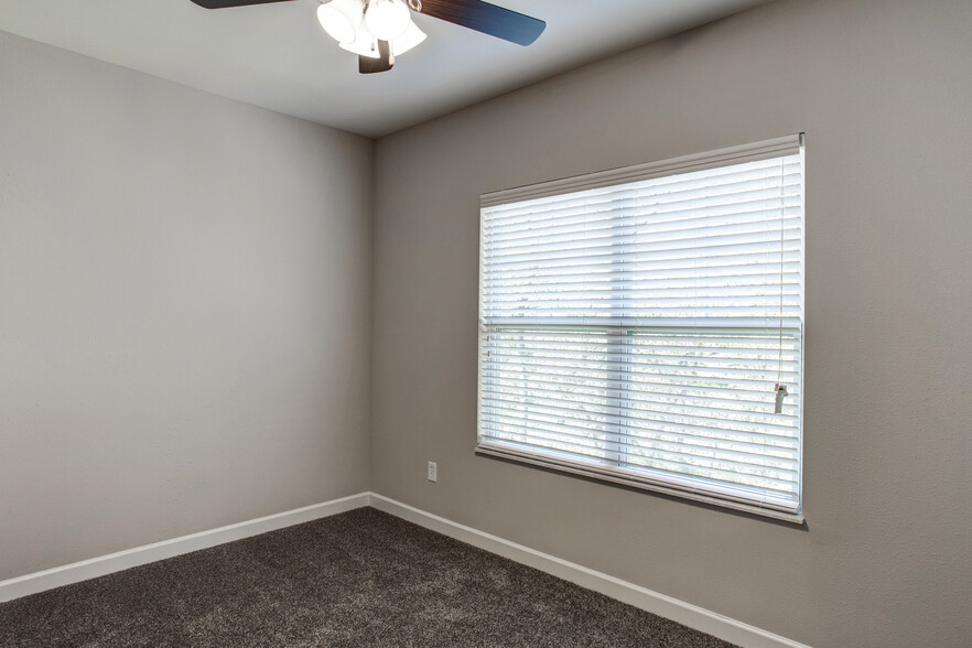 Bedroom - 2633 Columbia Lakes Dr