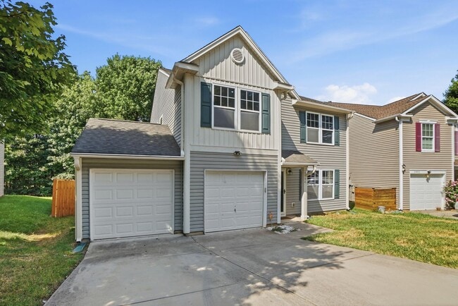 Building Photo - Spacious 4BR Home with New Carpet & Fenced Backyard