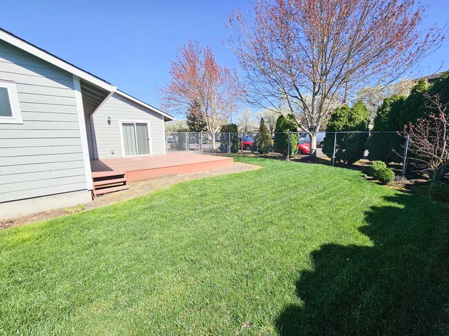 Building Photo - 917 N Cascade Dr