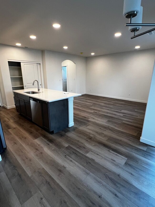 Building Photo - 3639 E Amazon Dr