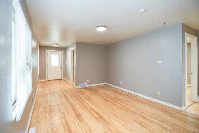 Building Photo - 4 Bed 1 Bath Single Family Home