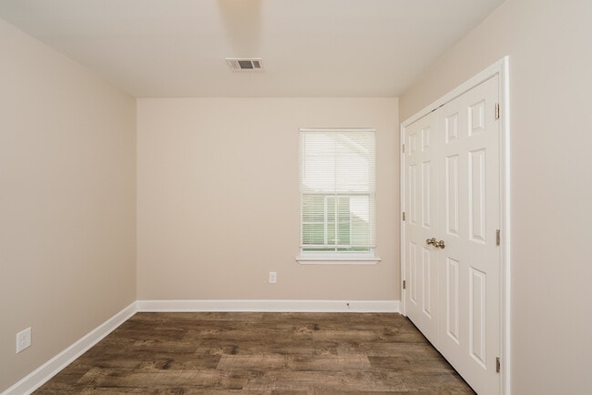 Building Photo - 240 Willowridge Ln