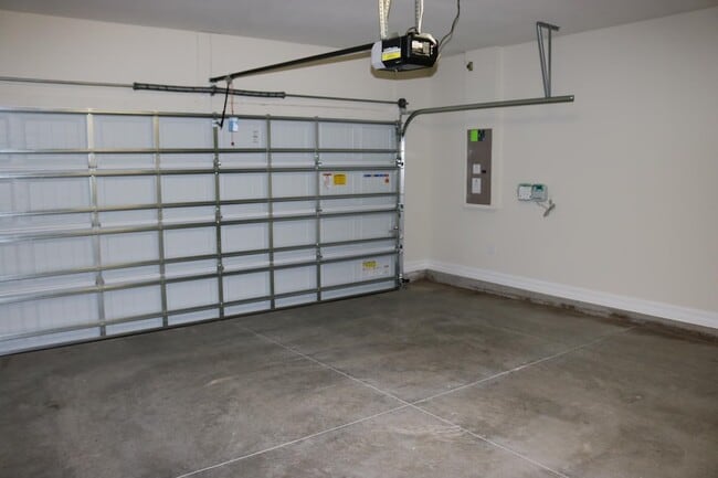 Building Photo - 827 E Watson Rd