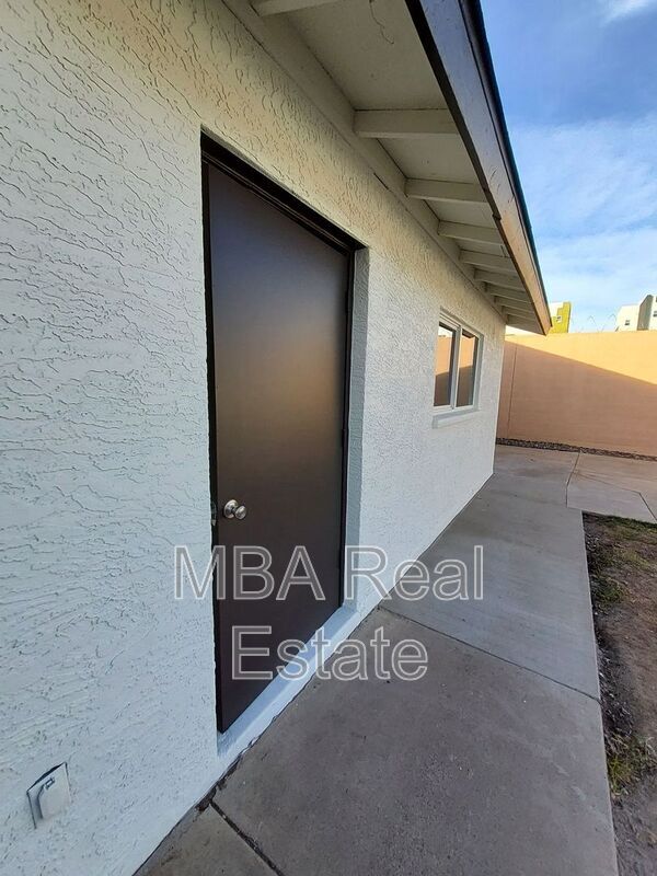Building Photo - 5040 N 18th Ave