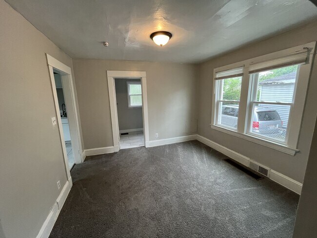 Building Photo - Four bedroom one bathroom single family home for rent. MOVE IN SPECIAL - HALF OFF FIRST MONTHS RENT