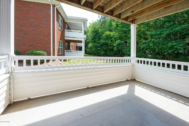 Building Photo - 2833 Holly Glen Dr