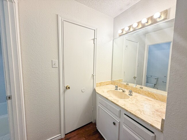 Building Photo - 612-614 Towne House Ln