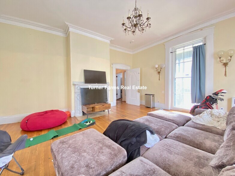 Building Photo - 139 Hillside St