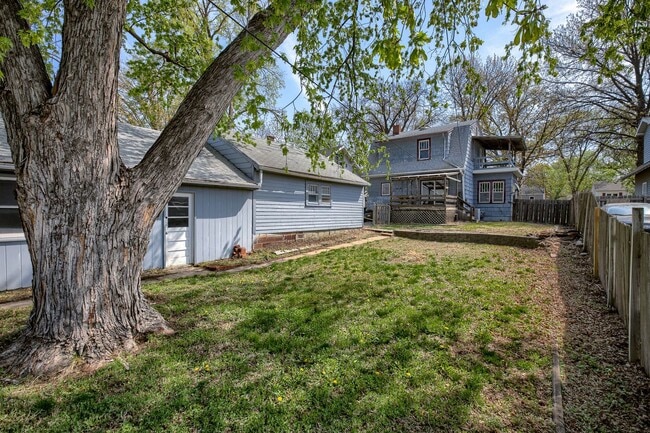 Building Photo - 6 Month Lease! 3Bed 2Bath with 3 Stall Garage!