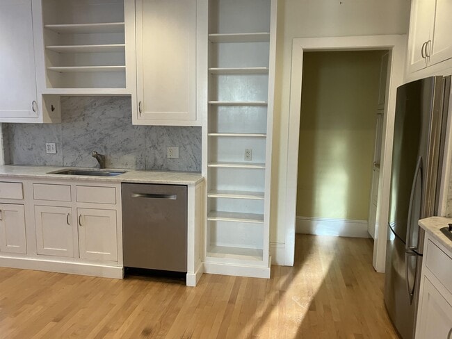 Building Photo - 322 Spring St