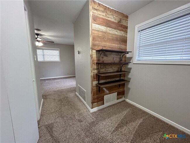 Building Photo - 4902 Dahlia Ln