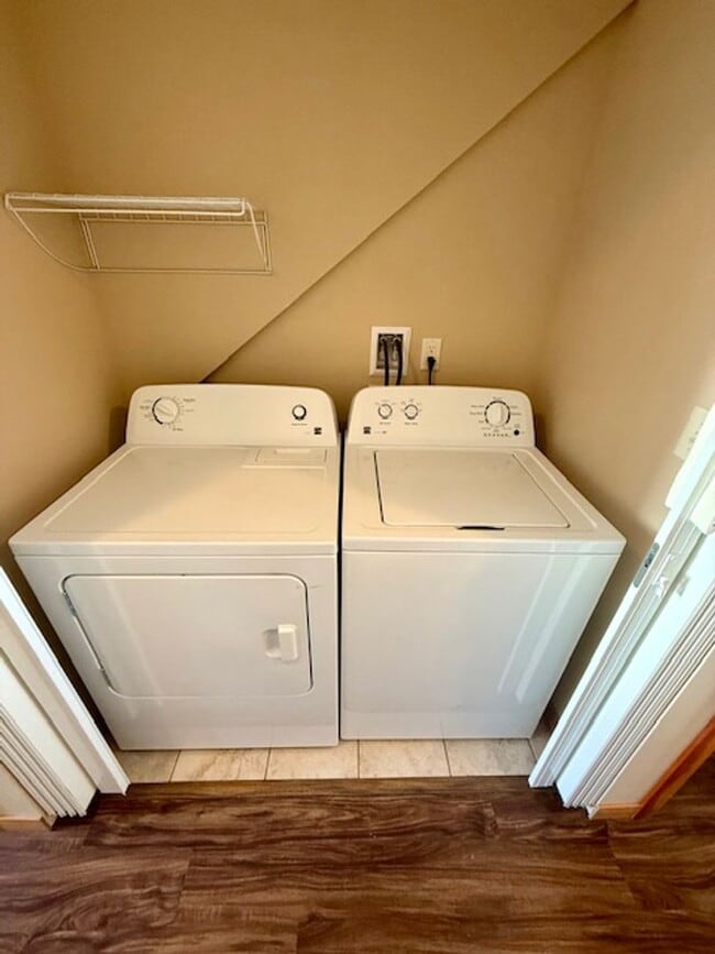 Building Photo - 3 Bedrooms 2 1/2 Bathroom Townhouse
