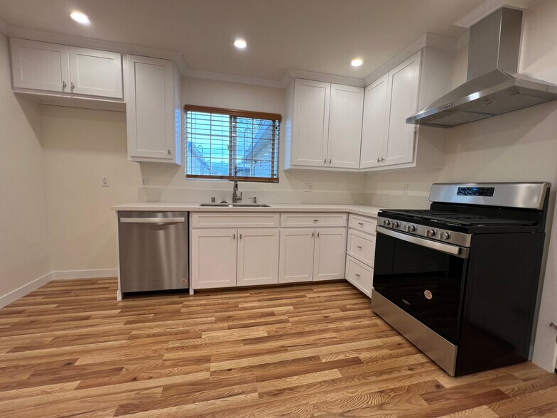 Building Photo - 5742 Woodman Ave