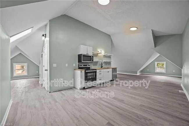 Building Photo - 608 Montgomery St