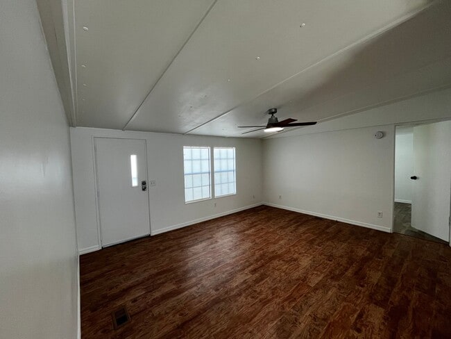 Building Photo - Newly Renovated Small 2BR w/Den Guest House