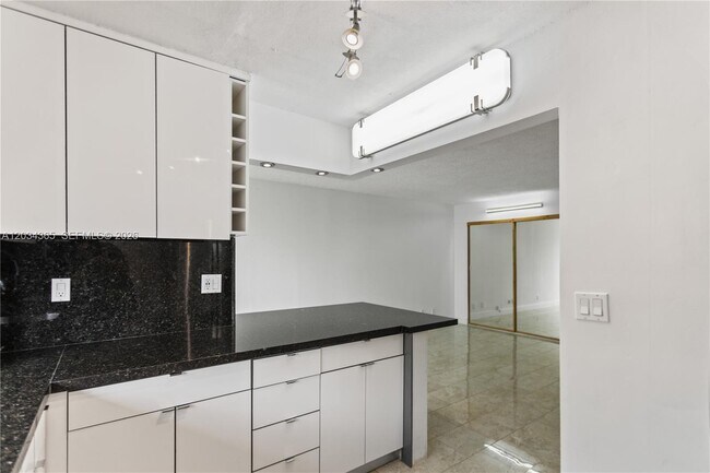 Building Photo - 17021 N Bay Rd