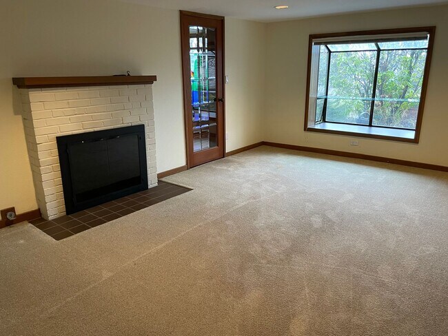 Building Photo - Magnolia Sound view home located near coveted Carleton park neighborhood