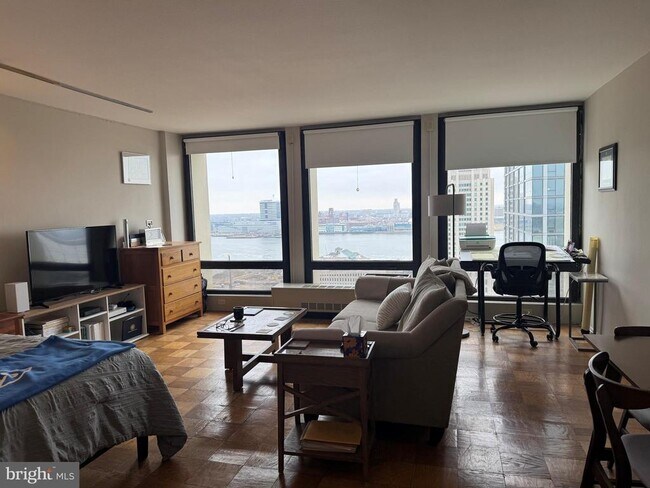 Building Photo - 200 Locust St