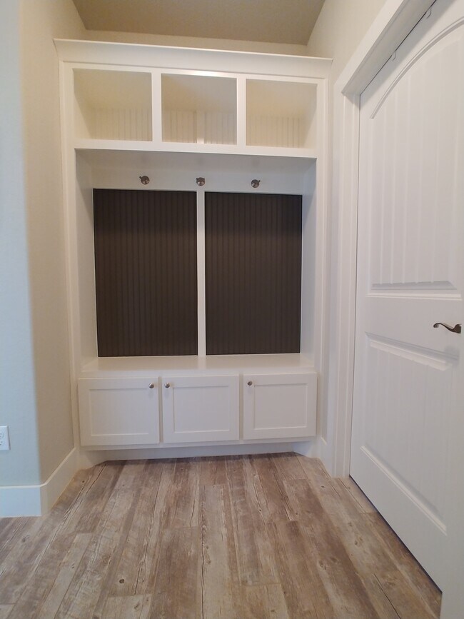 Building Photo - 5802 W Redbud St