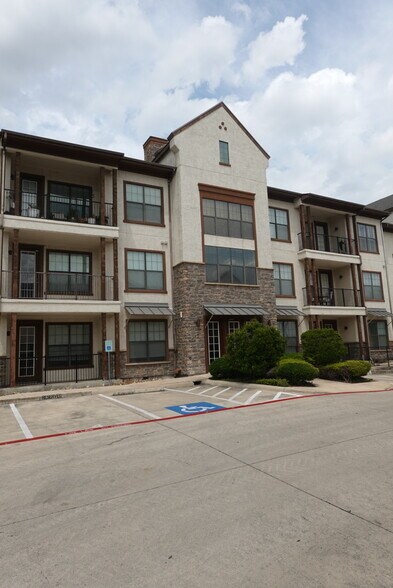 Building Photo - 7342 Oak Manor Dr