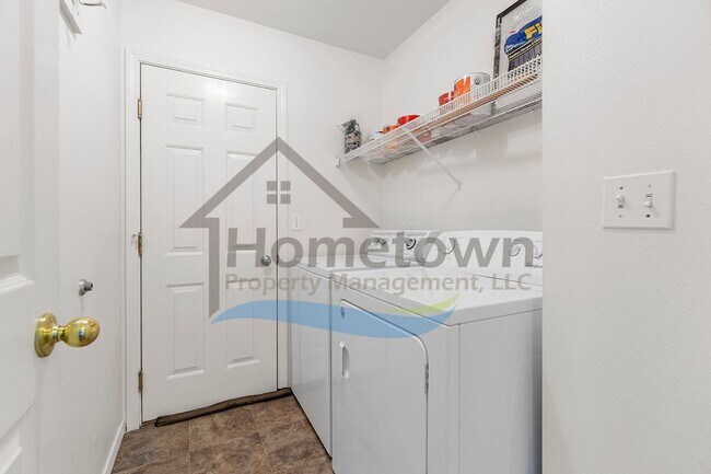 Building Photo - 3 Bedroom 2 Bathroom Home with Attached 2 Car Garage Available in Coeur d'Alene!